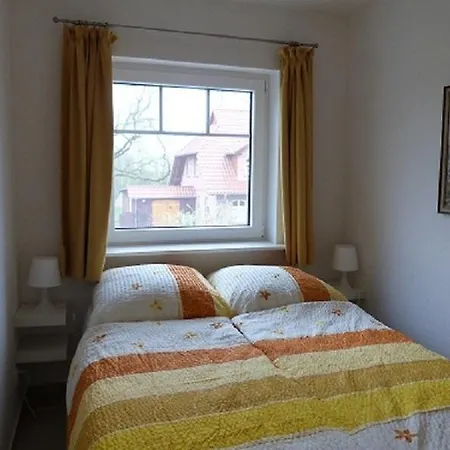 Sehr Schoene In Pose